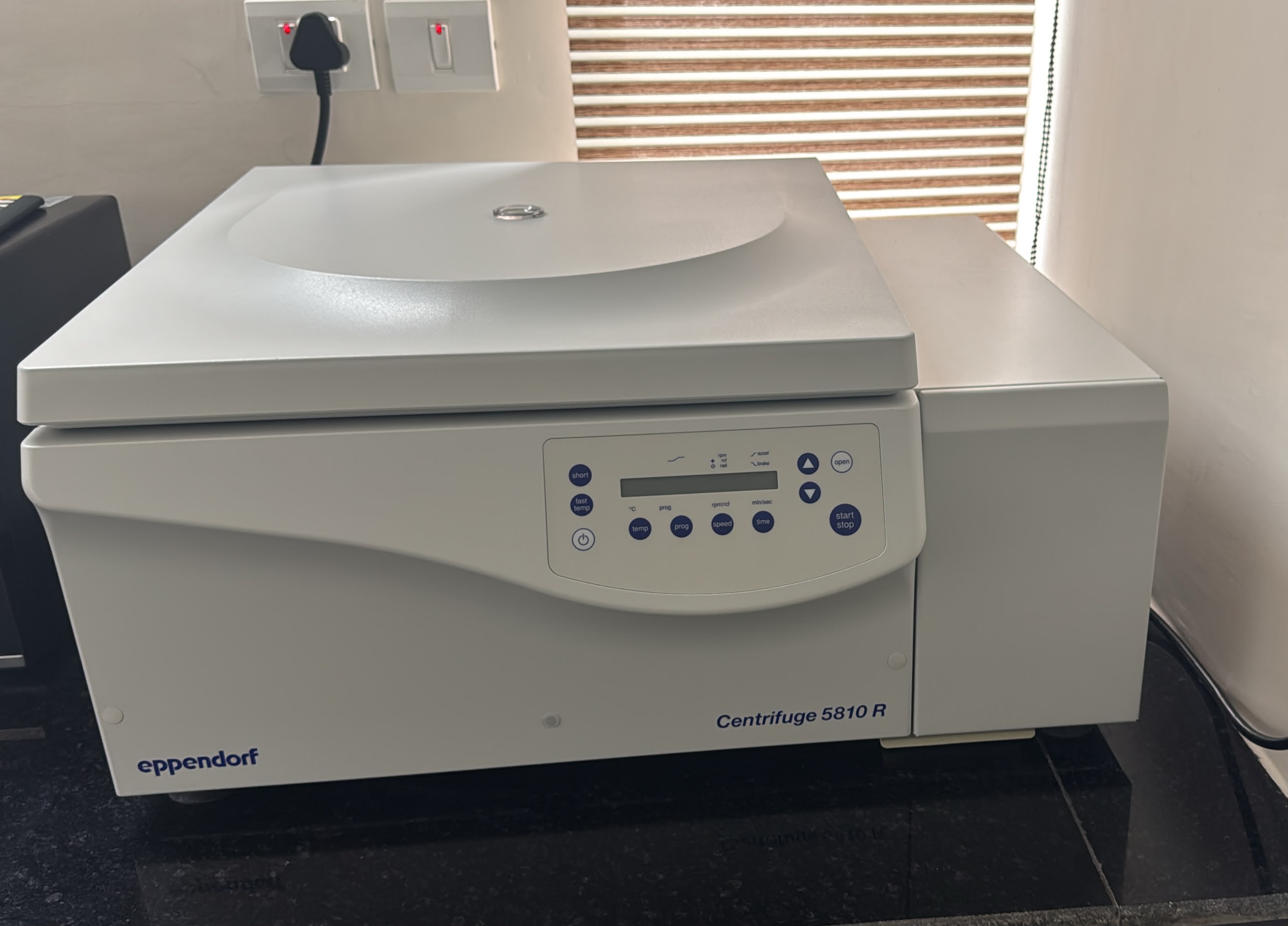 Centrifuge (Refrigerated)